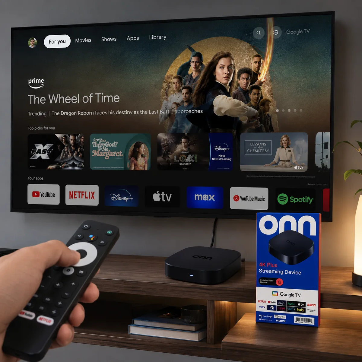 Dispositivo onn 4K Plus con Google TV y su control remoto por voz - vista 3